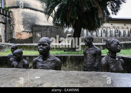 Sklaverei-Denkmal mit Skulpturen und Ketten in der Nähe des ehemaligen Sklavenhandel Stockfoto