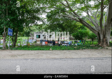 Eine Menge Wäsche auf mehrere Zeilen im Vorgarten des kleinen Hauses, Bundesstaat Campeche, Mexiko trocknen aufgereiht Stockfoto