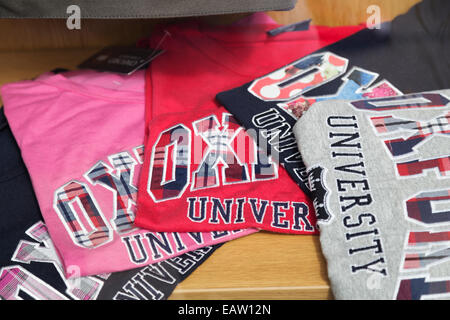 UK, Oxford, touristischen T-shirts zum Verkauf im Schaufenster. Stockfoto