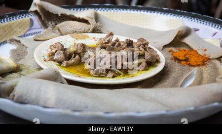 Traditionelle äthiopische Essen Injera auf einer Platte in einem Restaurant namens Stockfoto