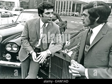 ENGELBERT HUMPERDINCK UK-Pop-Sängerin auf der rechten Seite mit Tom Jones und ihre Autos im Jahr 1970. Foto Tony Gale Stockfoto