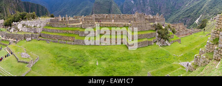 Panoramablick auf das Main Plaza an der Inka-ruinen von Machu Picchu, in der Nähe von Aguas Calientes, Peru. Stockfoto