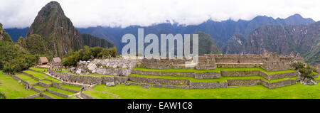 Panoramablick auf das Main Plaza an der Inka-ruinen von Machu Picchu, in der Nähe von Aguas Calientes, Peru. Stockfoto