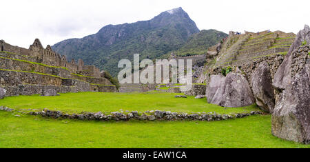 Panoramablick auf das Main Plaza an der Inka-ruinen von Machu Picchu, in der Nähe von Aguas Calientes, Peru. Stockfoto