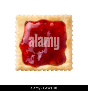 Erdbeer Konfitüre auf einem Saltine Cracker isoliert auf einem weißen Hintergrund. Stockfoto