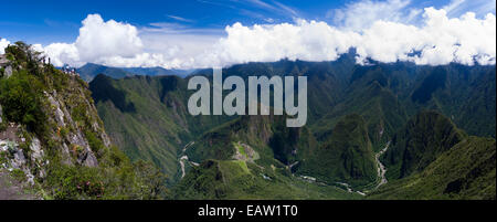 Die Inka-ruinen von Machu Picchu und den kleinen Berg Huayna Picchu, von oben Montaña Machu Picchu fotografiert, in der Nähe von Aguas c Stockfoto