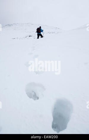 Wanderer unter winterlichen Bedingungen durch tiefen Schnee in Richtung Gipfel des Schneibstein (2276 m) Hagengebirge Berchtesgadener Alpen wandern Stockfoto