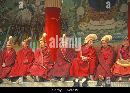 Gelben Sie Hut Sekte (Geluk Schule) Mönche des tibetischen Buddhismus in Labrang Kloster auf der Seidenstraße in Xiahe, Gansu-Provinz, China. Stockfoto