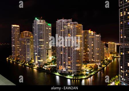 Brickell Key - Maimi, Florida: Tag Zeit Schuss von Eigentumswohnungen auf Brickell Key, einer künstlichen Insel in der Innenstadt von Miami, Florida. Stockfoto