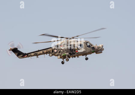 Royal Navy Black Cats Westland Lynx Hubschrauber führt eine Kunstflug Manöver auf 2014 Southport Airshow Stockfoto