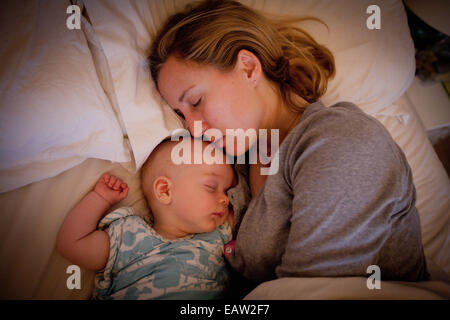 Mutter und Baby Schlafsack Stockfoto