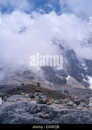 Ein Steinhaufen am Salkantay Pass, dankt für die es an diesem Punkt entlang des Camino Salkantay mit Montaña Salkantay und seine Stockfoto