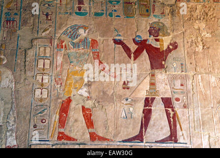 Gemälde der Königin Hatshepsut Darbringung, unter der Leitung von Falcon Gott Horus in Leichenhalle Tempel der Hatschepsut in Deir el-Bahri Stockfoto