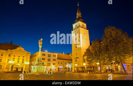 TRNAVA, Slowakei - 14. Oktober 2014: Der Hauptplatz mit dem Glockenturm und die barocke Dreifaltigkeitssäule. Stockfoto