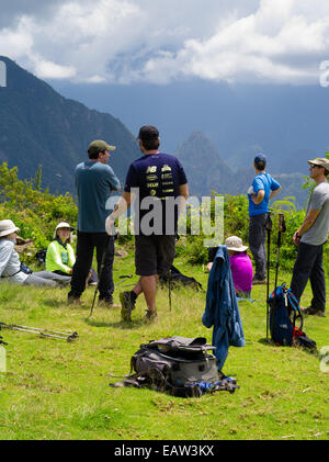 Eine Gruppe von Wanderern entspannt und genießt die Aussicht auf Machu Picchu von llactapata, Peru. llactapata vermutet wird auf einer Inka ou zu sein Stockfoto