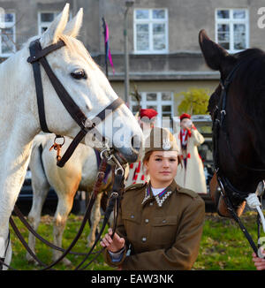 Unbekannten Mädchen in traditionellen Polen Soldat dress feiert Unabhängigkeitstag eine Re Stockfoto