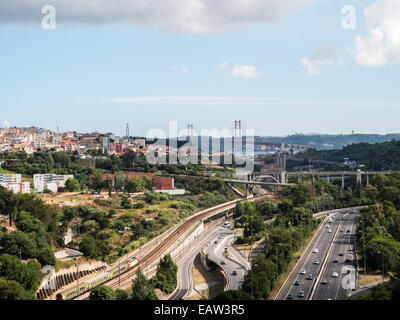 25. April Brücke aus Aqueduto Águas Livres mit überqueren Straßen Balg Stockfoto