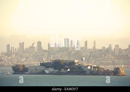 Herrlichem Blick auf Alcatraz und die Skyline von San Francisco in der Abenddämmerung von Angel Island State Park Stockfoto