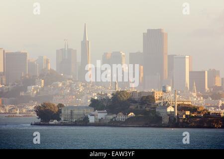 Herrlichem Blick auf Alcatraz und die Skyline von San Francisco in der Abenddämmerung von Angel Island State Park Stockfoto