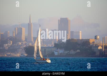 Herrlichem Blick auf Alcatraz und die Skyline von San Francisco in der Abenddämmerung von Angel Island State Park Stockfoto