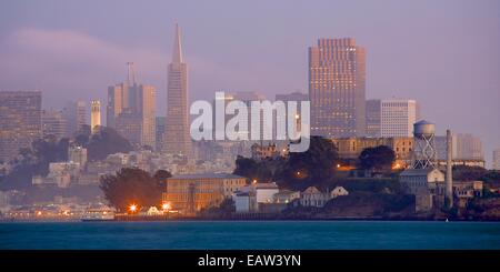 Herrlichem Blick auf Alcatraz und die Skyline von San Francisco in der Abenddämmerung von Angel Island State Park Stockfoto