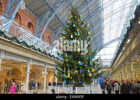 Am Bahnhof St. Pancras International. Eurostar-Terminal. Bordkarte vor dem Zug nach Paris. Eurostar feiert 20 Jahre. Am Bahnhof St. Pancras International. Eurostar-Terminal. Weihnachten Baum Sponsered, Förderung von Eurostar im Foyer am Bahnhof St Pancras, Wettbewerb für Bahntickets, als Koffer ziehen Passagiere gehen übergebenen, Boarding vor dem Zug nach Paris. Eurostar feiert 20 Jahre. Stockfoto