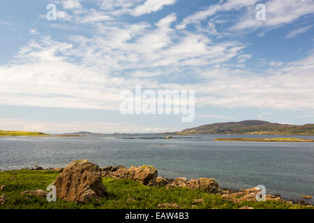 Eine Fischfarm in Loch Na Keal unter Ben More, Isle of Mull, Schottland, UK. Stockfoto