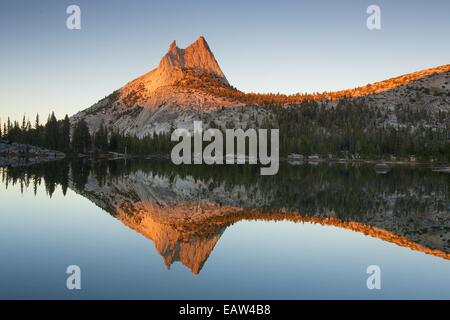 Sonnenuntergang mit reflektierenden Cathedral Peak in Upper Cathedral Lake Yosemite-Nationalpark Stockfoto