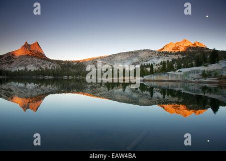 Sonnenuntergang mit reflektierenden Cathedral Peak in Upper Cathedral Lake Yosemite-Nationalpark Stockfoto