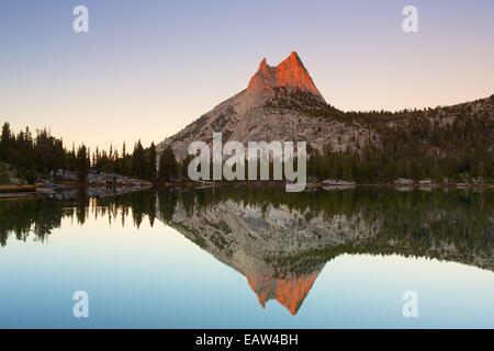 Sonnenuntergang mit reflektierenden Cathedral Peak in Upper Cathedral Lake Yosemite-Nationalpark Stockfoto