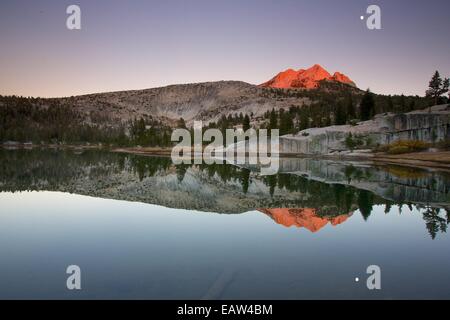 Sonnenuntergang mit reflektierenden Cathedral Peak in Upper Cathedral Lake Yosemite-Nationalpark Stockfoto