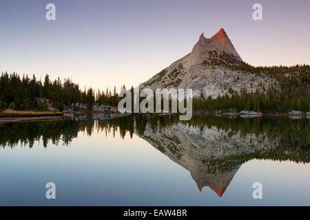 Sonnenuntergang mit reflektierenden Cathedral Peak in Upper Cathedral Lake Yosemite-Nationalpark Stockfoto