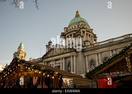 Weihnachten kontinentalen Markt Belfast UK. 17. November 2014. Eine Ansicht der Belfast City Hall mit Weihnachten stand vor Stockfoto