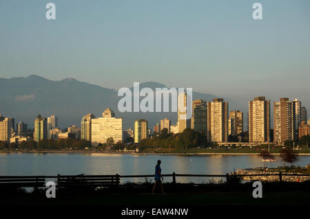 Frau betrachten Nebelbank hängen über Downtown Skyline von Vancouver aus Vanier Park, Britisch-Kolumbien, Kanada Stockfoto