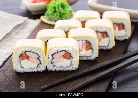 Sushi-Rollen mit Garnelen und Cheddar-Käse Stockfoto