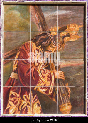 Sevilla - die Keramik gefliest Christus mit dem Kreuz des Künstlers Enrique Orce Marmol auf die Kirche Iglesia San Roque. Stockfoto