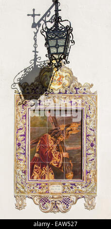 Sevilla - die Keramik gefliest Christus mit dem Kreuz des Künstlers Enrique Orce Marmol auf die Kirche Iglesia San Roque. Stockfoto