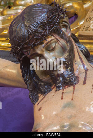 Sevilla, Spanien - 28. Oktober 2014: Die Details der geschnitzte Statue von Jesus Christus am Kreuz in der Kirche Iglesia de San Roque. Stockfoto