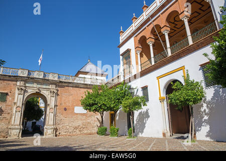 Sevilla, Spanien - 28. Oktober 2014: Die Fassade und Hauptportal des Casa de Pilatos. Stockfoto