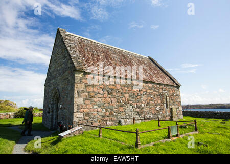 Kapelle St Oran, das älteste Bauwerk auf Iona, erbaut um 1100 und das Heilige Grab Goround. Stockfoto