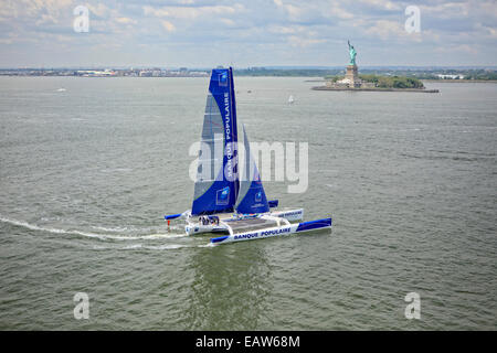 Armel Le Cleac'h und Maxi Trimaran Solo Banque Populaire VII auf Stand-by für multihull Nordatlantik Solo Aufzeichnung Versuch, New York, Manhattan, Vereinigte Staaten von Amerika. Stockfoto