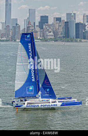 Armel Le Cleac'h und Maxi Trimaran Solo Banque Populaire VII auf Stand-by für multihull Nordatlantik Solo Aufzeichnung Versuch, New York, Manhattan, Vereinigte Staaten von Amerika. Stockfoto