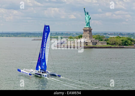 Armel Le Cleac'h und Maxi Trimaran Solo Banque Populaire VII auf Stand-by für multihull Nordatlantik Solo Aufzeichnung Versuch, New York, Manhattan, Vereinigte Staaten von Amerika. Stockfoto