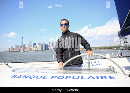 Armel Le Cleac'h und Maxi Trimaran Solo Banque Populaire VII auf Stand-by für multihull Nordatlantik Solo Aufzeichnung Versuch, New York, Manhattan, Vereinigte Staaten von Amerika. Stockfoto