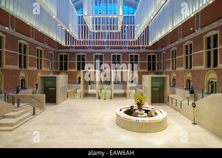 Innere des Rijksmuseum bei Nacht, Amsterdam, Nordholland, Niederlande Stockfoto