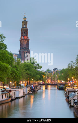 Prinsengracht Kanal in der Abenddämmerung mit Westerkerk in Ferne, Amsterdam, Nordholland, Niederlande Stockfoto