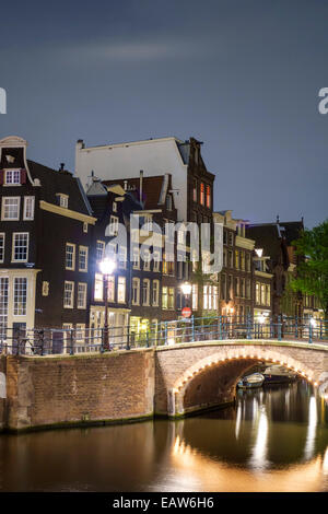 Gebäude an der Kreuzung der Keizersgracht und Reguliersgracht bei Nacht, Amsterdam, Nordholland, Niederlande Stockfoto