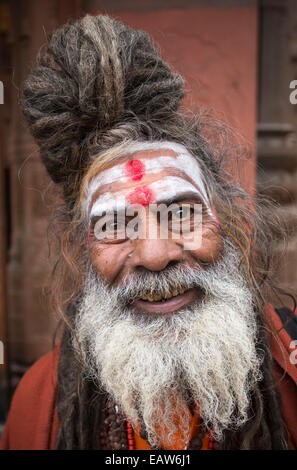 Ein heiliger Mann oder Sadu am Ufer des Flusses Ganges in Varanasi, Indien. Stockfoto