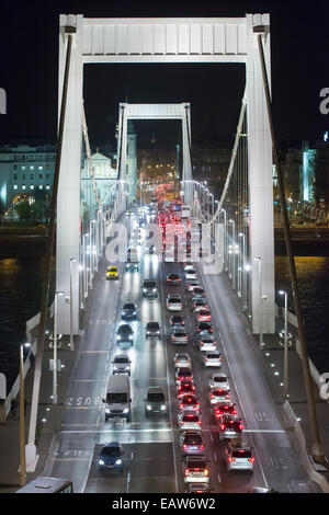 (141121)--BUDAPEST, 21. November 2014 (Xinhua)--Foto am 20. November 2014, zeigt der Elisabethbrücke in Budapest, Ungarn. Dieses Jahr markiert den 50. Jahrestag der neuen Elisabeth-Brücke, am 21. November 1964 übergeben wurde. Es ist benannt nach Elisabeth von Bayern, ein beliebtes Königin von Ungarn und Kaiserin von Österreich, der im Jahre 1898 ermordet wurde. Das Original Elisabeth Brücke wurde zwischen 1897 und 1903 erbaut und von sich zurückziehenden Wehrmacht-Pioniere am 18. Januar 1945 gesprengt. Die Brücke befindet sich an der schmalsten Stelle der Donau im Großraum Budapest verbindet Buda und Pest. (Xinhua/Attila V Stockfoto