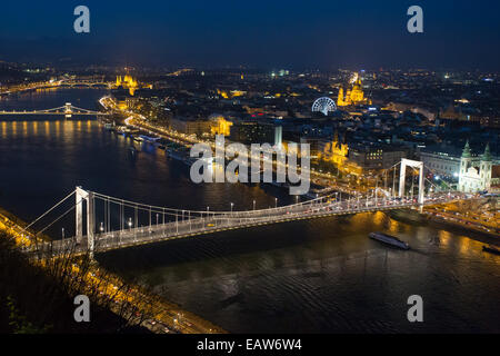 (141121)--BUDAPEST, 21. November 2014 (Xinhua)--Foto am 20. November 2014, zeigt der Elisabethbrücke in Budapest, Ungarn. Dieses Jahr markiert den 50. Jahrestag der neuen Elisabeth-Brücke, am 21. November 1964 übergeben wurde. Es ist benannt nach Elisabeth von Bayern, ein beliebtes Königin von Ungarn und Kaiserin von Österreich, der im Jahre 1898 ermordet wurde. Das Original Elisabeth Brücke wurde zwischen 1897 und 1903 erbaut und von sich zurückziehenden Wehrmacht-Pioniere am 18. Januar 1945 gesprengt. Die Brücke befindet sich an der schmalsten Stelle der Donau im Großraum Budapest verbindet Buda und Pest. (Xinhua/Attila V Stockfoto